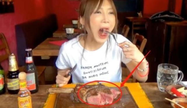 特别|大胃王吃5块“战斧牛排”,切开一看有猫腻,网友直呼吃不得