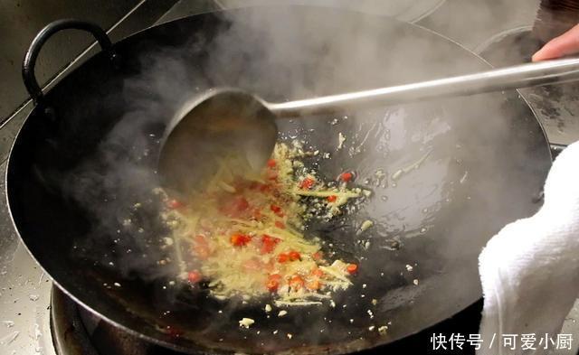 家常|酱拌脆黄瓜的家常做法,酸爽酥脆,十分开胃的一道菜