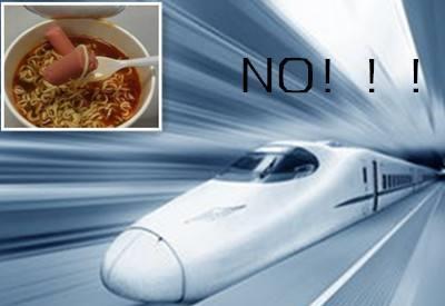 公共场合|高铁上乘客吃泡面，另一个女乘客阻止，并且大声侮辱吃泡面乘客，这事你怎么看？