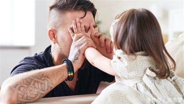 年后|“冻龄老爸”晒和女儿合照,10年后女儿已亭亭玉立,他却越发年轻