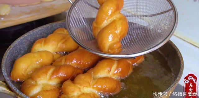 松软|炸麻花时,注意面水比例很重要,麻花松软不变硬,奶香味足又解馋