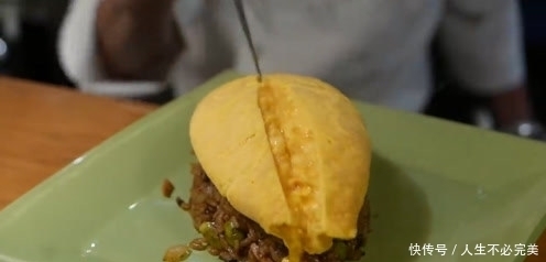 天价|日本“天价”蛋包饭，一刀划开鸡蛋包住饭，你猜用多少个鸡蛋制作