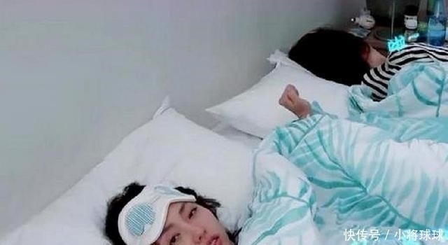 满面|这综艺节目摄像师毫无求生欲,女明星刚起床油头满面,直接怼脸拍