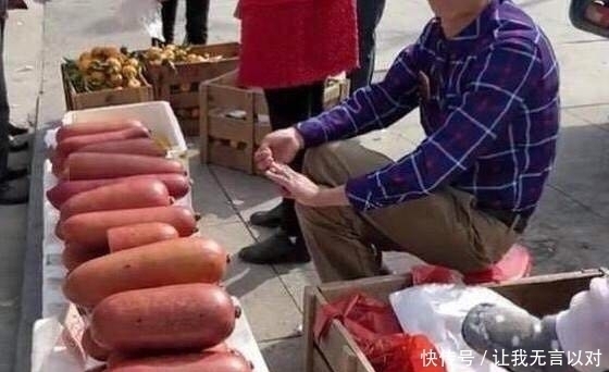 种水果|男子在街头卖“大香肠”,半天没卖出一个,切开之后,路人抢着买