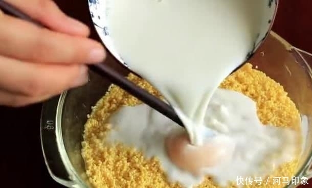  搅拌均匀|小米别再熬粥了，一个鸡蛋，一包牛奶，那样做好吃又营养