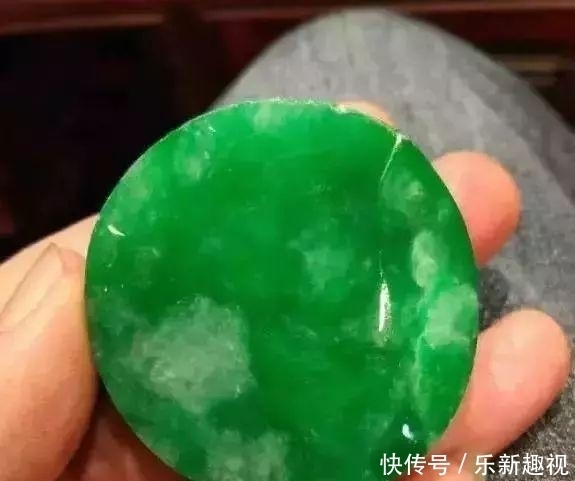 翡翠|缅商要价300万的翡翠原石,一刀切开高兴地跳起来!