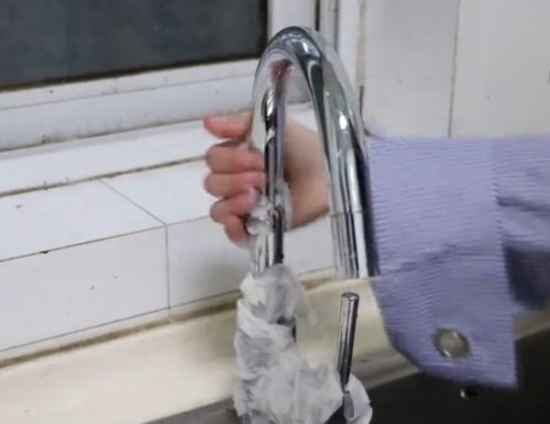  难题|水龙头“包”上卫生纸，解决了家家户户的难题，看完我也跟着做了