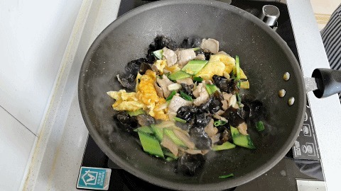 菜肴|黄瓜便宜了，做北方特色菜肴，营养又好吃，我家隔三差五做一次