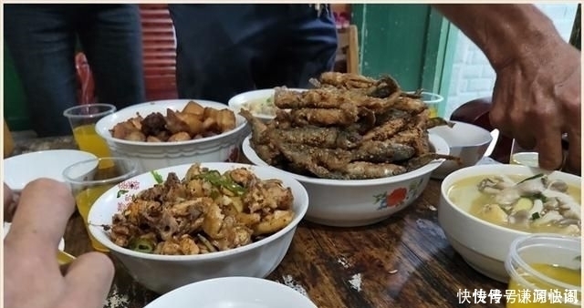 农村|农村订婚宴,8个人6道菜,客人觉得亲家太抠门,结果越吃越高兴