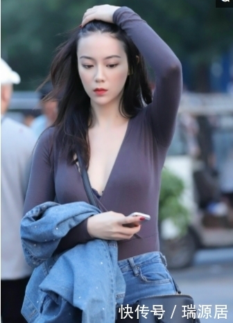  妩媚|街拍：深V美衬的玉肤美女，街头诠释忧郁之美，妩媚又性感