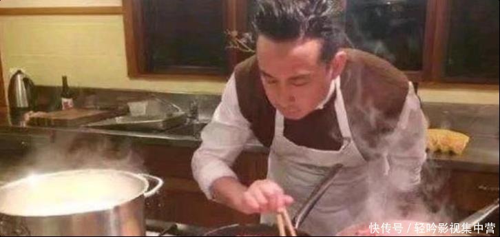 黄磊教师|张艺兴深夜直播前往黄磊家做客,而镜头给到厨房时却引发网友吐槽