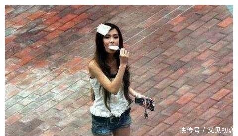 黄晓明|黄晓明怎么想?18岁Baby日本旧照曝光,在大街上豪放吃雪糕