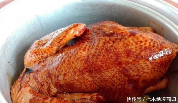 嫩皮|做豉油鸡时,万万不可直接下锅焖,多加一步,色泽艳丽、肉嫩皮滑