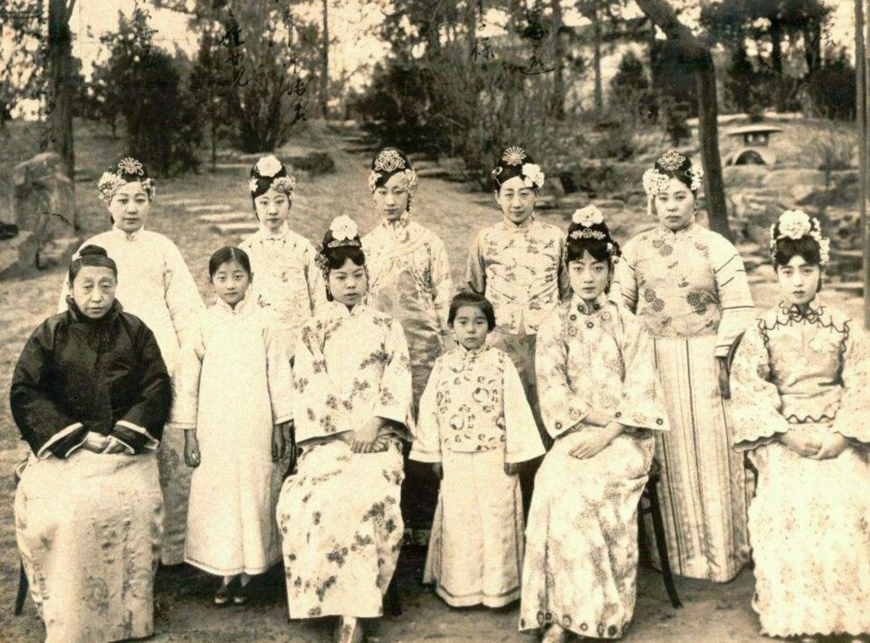 李玉琴|末代皇帝溥仪共有几个老婆？分别是谁？哪个曾让他下跪