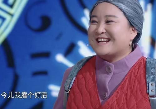 贾玲|王牌沙溢贾玲演小品时,谁注意华晨宇跟关晓彤在干啥关系真好