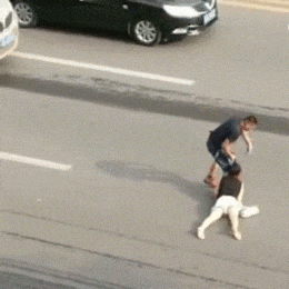 围住|搞笑GIF：带柴犬出门结果被一群妹子围住了