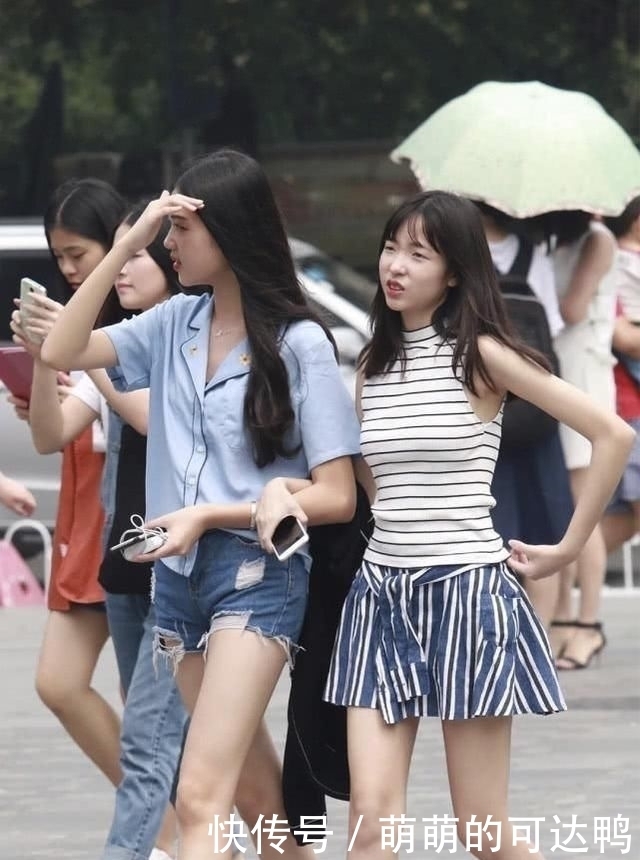 美女|街拍美女:身穿衬衫的姐姐出街,热裤展现青春活力,像谁的初恋吗