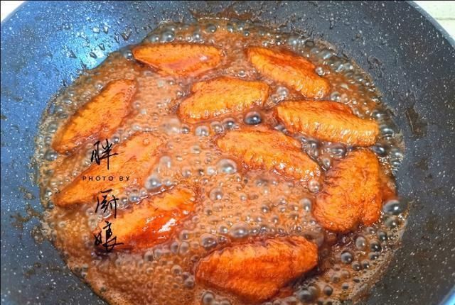 色泽|可乐鸡翅这样做才好吃,色泽红亮,骨头一滑就脱,鲜嫩入味