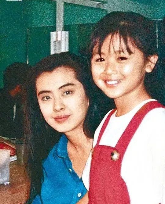  童星|她是香港“最火童星”，黄家驹、张国荣的“妹妹”，现在怎样了