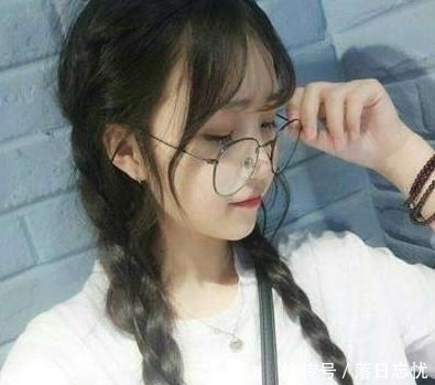 优势|脸上有这3点“优势”的女生,最适合戴眼镜,怪不得异性缘爆棚!