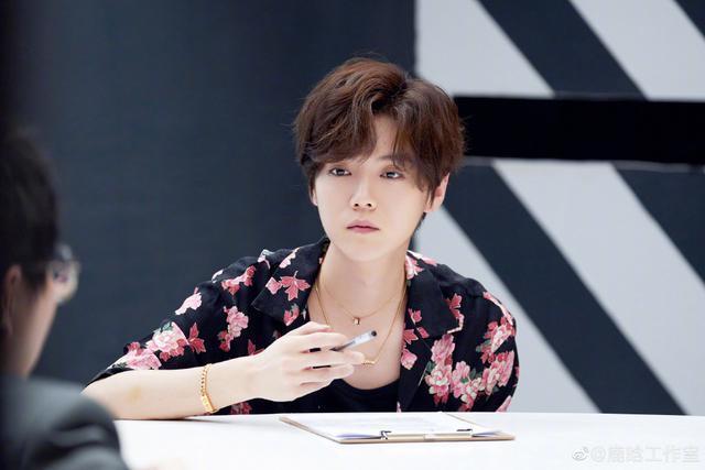  离开|离开美颜滤镜判若两人新一期节目里鹿晗显年纪，女练习生现原形