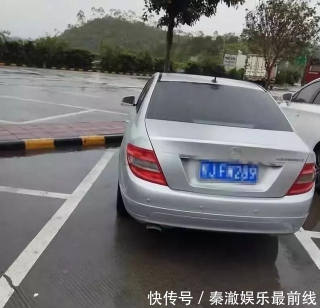  谢桂华|高速公路女厕内，女子给保洁员塞了个纸团后快步离开……真相出人意料