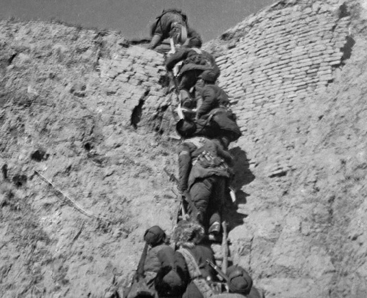  当年|当年他只是周士第的一个小排长，28年后周士第成上将，他却是大将