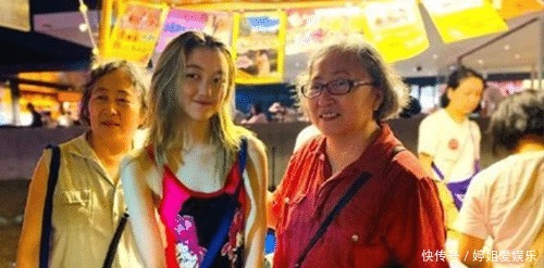  基因|14岁李嫣街边摆摊，暗金头发尽显时尚气质，完美继承王菲基因