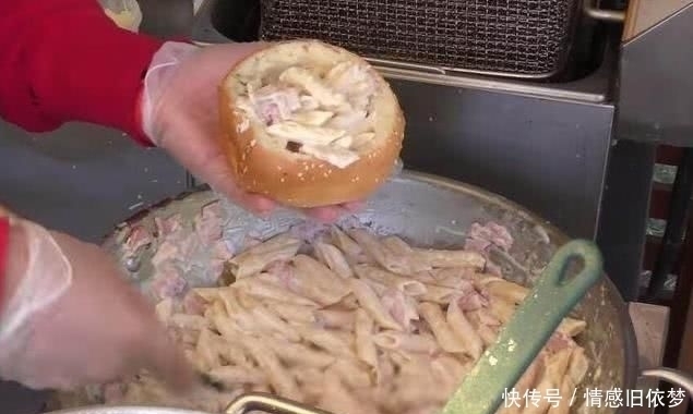 校门|大妈校门前卖“自创”小吃,食客从没见过,6元一碗,每天卖200碗