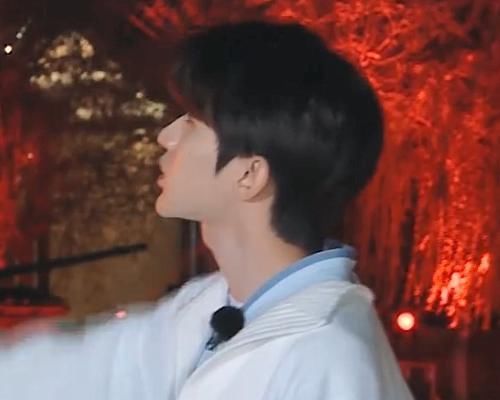  蔡徐坤|蔡徐坤不小心踩到指压板，脱口而出3个字，只能靠后期消音救场了