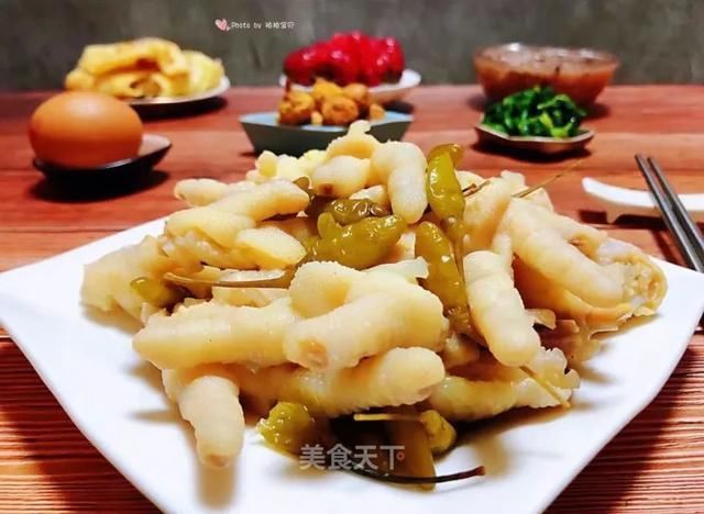  切成|这样做鸡爪真的太好吃了，越吃越上头！你们一定要试试看！