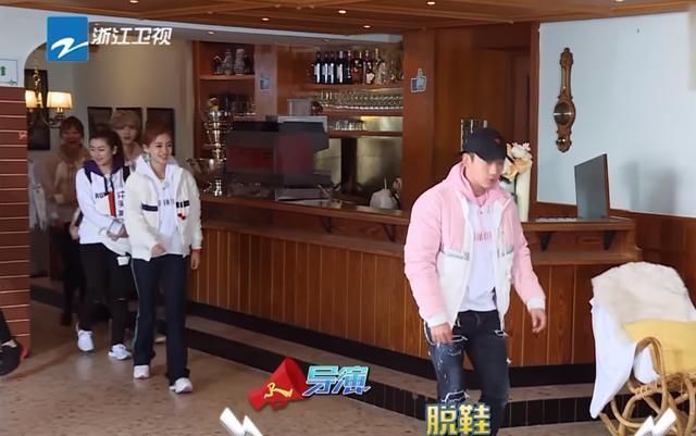 救场|Baby在跑男脱鞋,却因女嘉宾一句话尴尬,救场方式堪称教科书