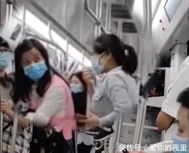 地铁|重庆地铁老太坐行李架悠闲晃腿,乘客看懵了