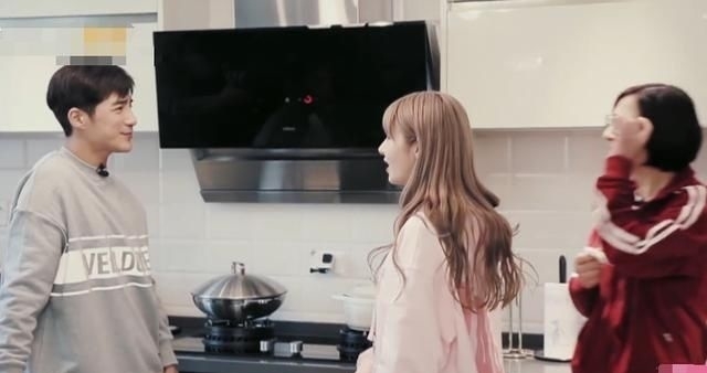 麦迪娜|姜潮送无袖裙“逼哭”妈妈,麦迪娜反应抢镜,婆媳关系好坏很明显