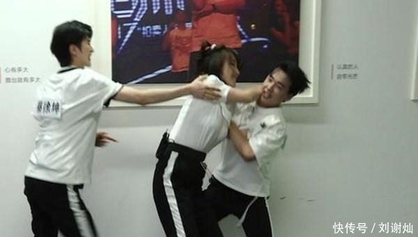 厉害|会玩,蔡徐坤四次结盟撕名牌,网友:厉害