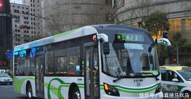 上车|小女孩坐公交没零钱，司机将她赶下车，乘客怒斥后才知司机好心！