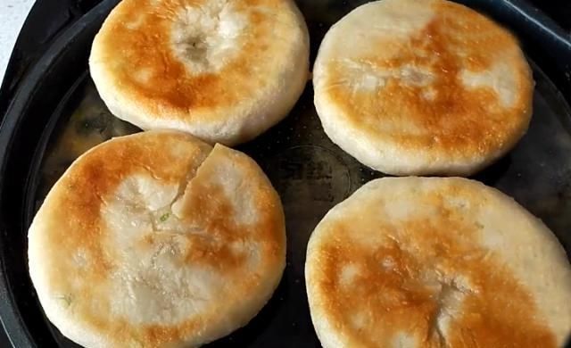 松软|妈妈这样烙饼,不用揉面,筷子一搅,蓬松又暄软,比面包松软