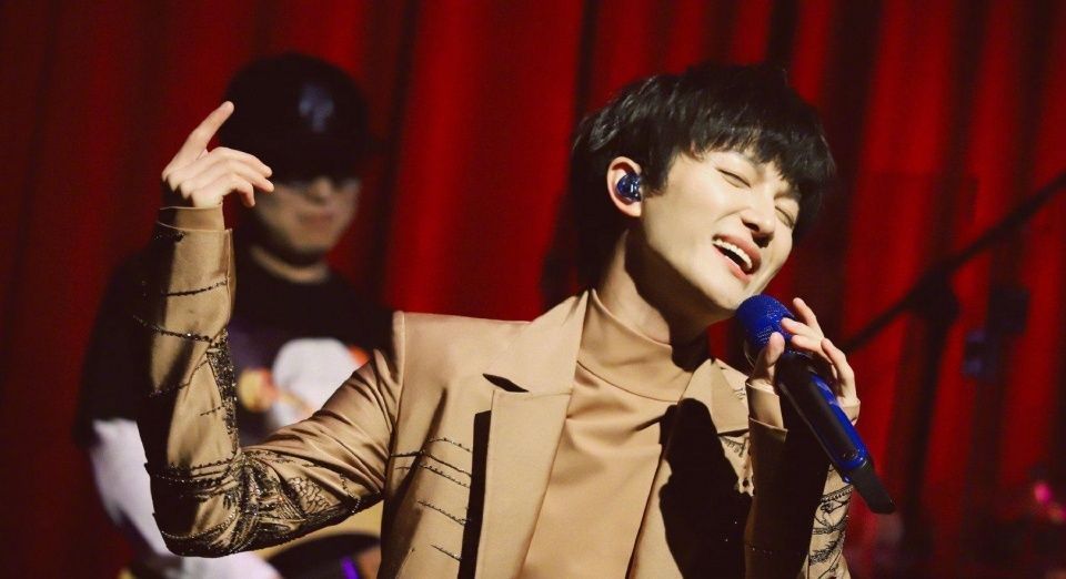 走出|周深走出家门首战告捷,而蔡程昱的反向神预言,让周深气到黑脸