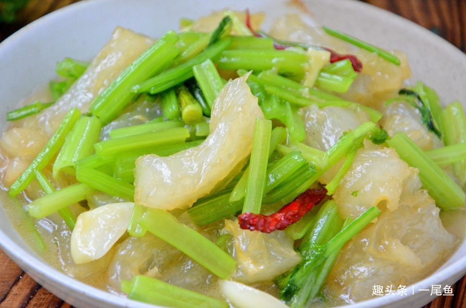  芹菜炒蹄筋|这菜炒一炒五分钟就上桌，胶原蛋白丰富又鲜又滑，老人孩子要常吃