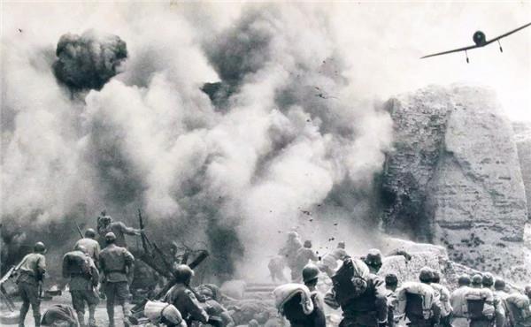 腰缠|腰缠80斤炸药炸碉堡,功成名就后回家种地,现已106岁,身体硬朗