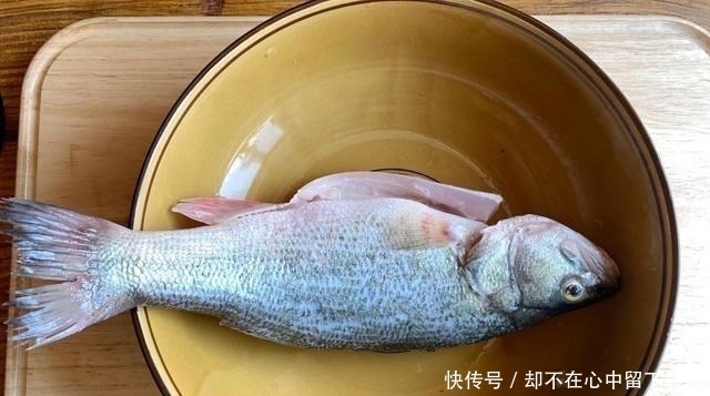  大厨|蒸鱼怎样不腥还嫩滑？放盐时机有争议，大厨分享的做法，真好用