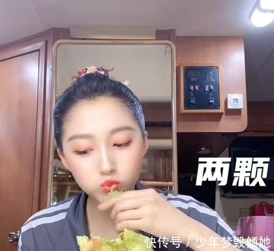 美食|关晓彤深夜又在房车晒美食,看到她吃的夜宵后,确定不是拉仇恨的?