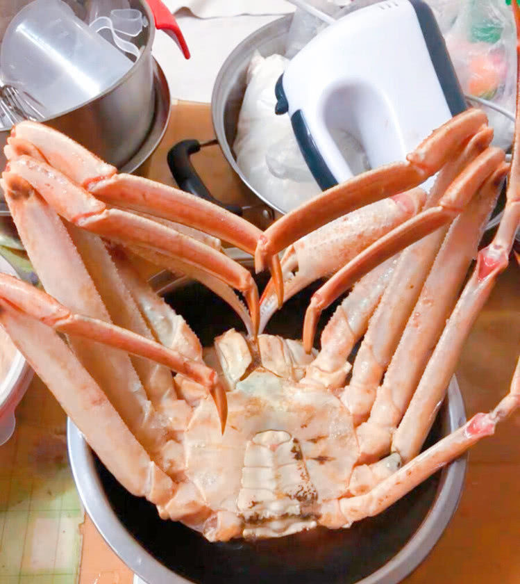 蟹黄|花150元买的一只螃蟹，真肥，还以为赚到，煮后掰开没勇气下嘴