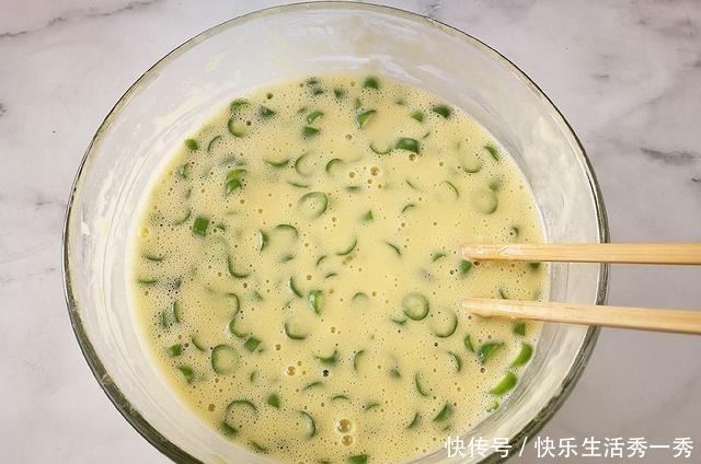 样食|原来青椒炒鸡蛋还能这样做,简单家常,多加1样食材,下饭特香