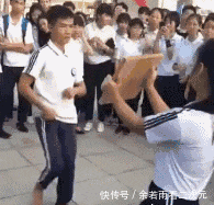 浑然不知|妹子,你自己太粗心了吧,短裤穿反了还浑然不知,尴尬啊