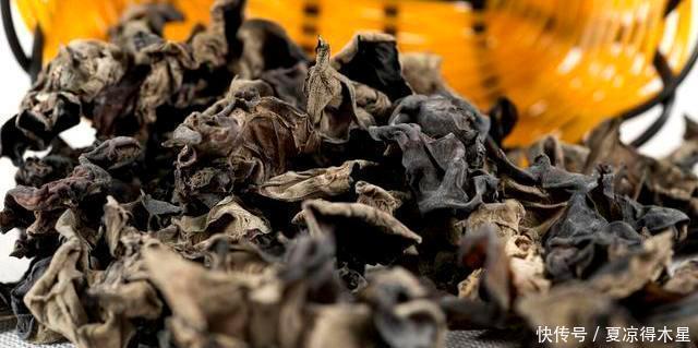 油锅|炒木耳,记得不能直接下油锅,大厨教我小窍门,木耳不炸锅更安全