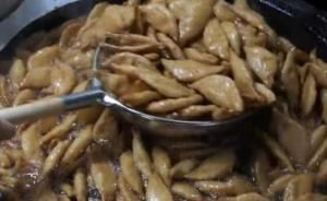 街头|大叔街头卖“稀罕”小吃,20元3份,每天5锅不够卖,游客却不愿吃