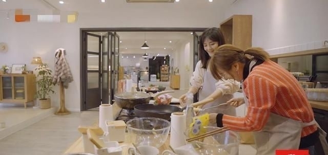  家族|吴昕在节目中下厨，虽然动作生疏，但是快乐家族其他人的反应却