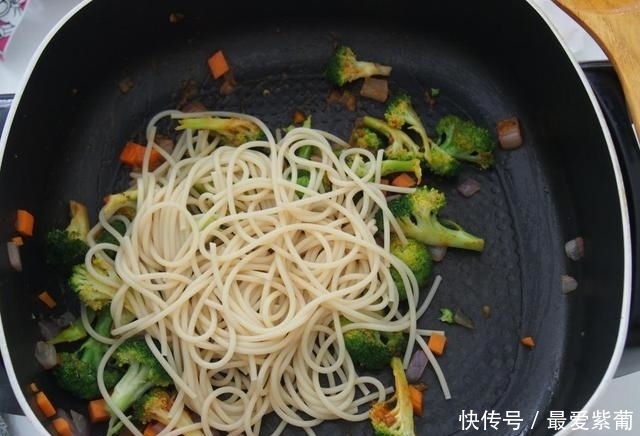 面食|简单快手的彩蔬意大利面,颜色美观有食欲,轻松搞定晚餐