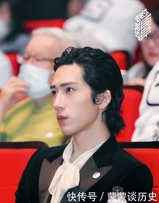 上演|井柏然大片超带感,穿白衬衫上演“湿身诱惑”,诠释自然与艺术感